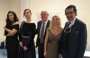 Il Maestro Alberto Veronesi, il Presidente Gruppo Esedra Aldo Casali e le tre Soprano